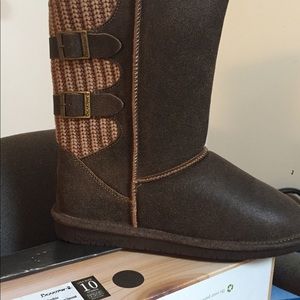 Bearpaw tan shearling lined short boot.